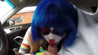 نحيل في سن المراهقة hitchhikes ويحصل قصفت