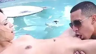 اكتشف هذا المشهد الضرب من العضو التناسلي النسوي ضيق