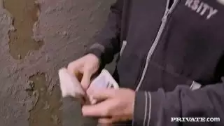 مذهلة مجرفة الشعر البني تارا ضربات يظهر قبالة الحمار الكبير