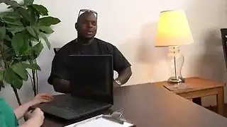 قرنية طراز كوغار يحصل خبطت اثنين من الأزرار سوداء ترتدي بعض الزي مثير