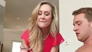يعلم MILF مراهقة كيف يمارس الجنس بشكل صحيح على طاولة التدليك