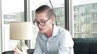 فالنتينا Nappi اللسان صديقها على الأريكة