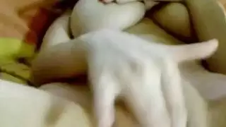 تبلور نفسها وتتحكم في شفتيها مع شغف حار