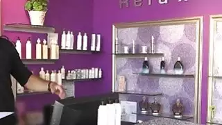خلع ملابسه ريكي إشاعة استغل من قبل الديك في صالون الدباغة