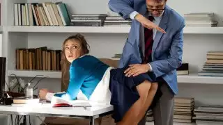 تلميذة مثير يحب حفظ نائب الرئيس بداخلها