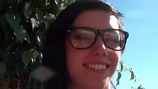 وشم لاتينا في النظارات يحصل على الثدي مع بوف