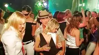 الكتاكيت هي الحصول على ضجيجا من قبل الرجال الجياع