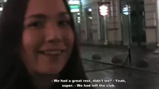 nympho الشعر الأسود المدلل تمتص ديك الغريب