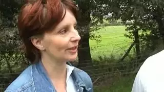 تتمتع عاهرة ناضجة Titless شاحبة إغاظة اثنين من ديكس في المنزل