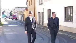 سائق سيارة أجرة الإناث gangbangs في المرآب