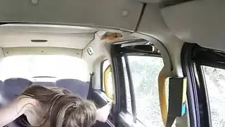 يحصل خبطت راكب مفلس و footjobs تضليل العميل