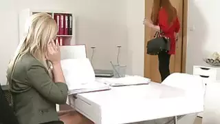 التشيكية الإناث وكيل الملاعين أحمر مع حزام على