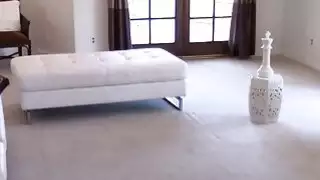 زوجة يغوي سمسار عقارات لها عندما يكون زوجها بعيدا عن المنزل