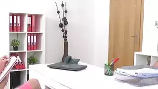 وكيل الإناث في فستان وردي سخيف على الأريكة
