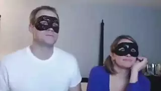 زوجين ملثمين اللعب على كاميرا ويب