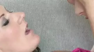مفلس مثليه جبهة مورو يحصل على يجلس على أريكة