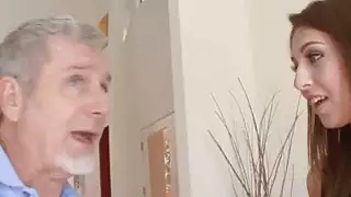 ضربت قبيحة أريانا قرنية حيث يصرخ ويشتكي