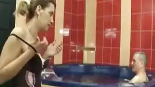 الرجل المعاق الملاعين امرأة سمراء الجبهة في الحمام