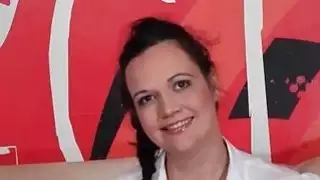 امرأة سمراء BBW في جوارب التدليك تجويع انتزاع