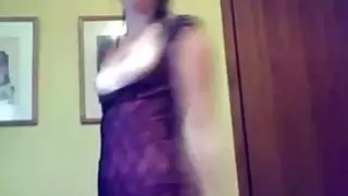 مثير في سن المراهقة أصابع كس في المنزل أمام كام