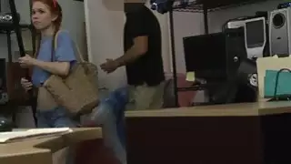يحصل ثمل نحيف أحمر الشعر فاتنة فاتنة من قبل بيدق الرجل