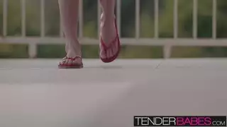 طرقت جينا جيرسون على باب منزلها وهي ترتدي منشفة فقط