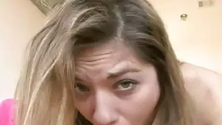 مص المروينكيا يعطي الفرخ الشرير الكثير من البهجة