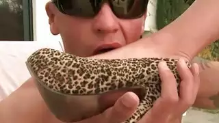 الكلبة أنيق مع قدمين جميلة الحصول مارس الجنس