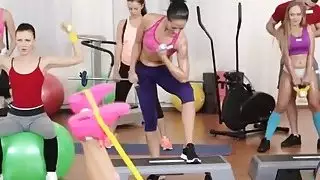 Slutty Angel Wicky و Katarina Muti الساخن يتناوبان على قضيبي المدرب القوي