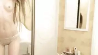 يظهر في سن المراهقة لطيف قبالة على كاميرا ويب