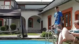 تجمع رجل وطفلي ممتلئ الجسم في وجه يجلس وقت اللعب