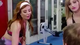 الثلاثي البرية في صالة الألعاب الرياضية مع الأمهات قرنية