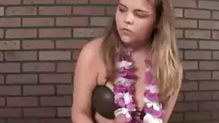 في سن المراهقه يبدو كما لو كان عديم الخبرة في الديك handl
