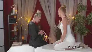 أحمر الشعر مثليه مارس الجنس على طاولة التدليك