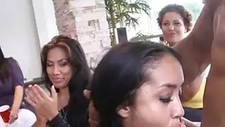 فاتنة تمتص متجرد الرجال الديوك بفارغ الصبر