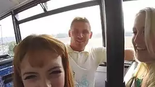 آنا ولولا على متن حافلة وهناك صورت الثلاثي سيئة