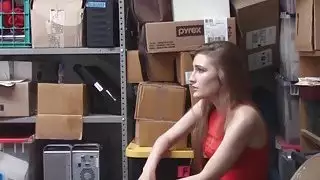 خبطت شريستي ونينا ضابط ليرة لبنانية