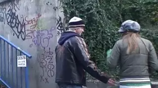 مثير وقحة مارس الجنس في مكان عام