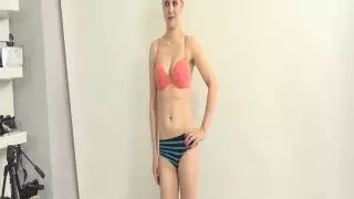 فتاة صغيرة شقراء في الصب