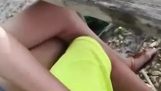 كلية في سن المراهقة ماندي السماء يعطي Handjob في الهواء الطلق