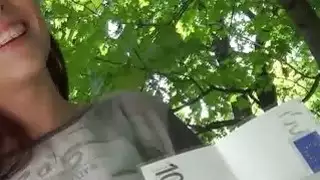 امرأة سمراء جميلة عن طريق الفم للحصول على النقد