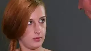 رقيق أحمر الشعر مكبل خبطت في زنزانة