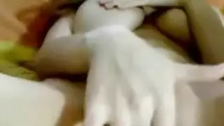الجمال فتاة الهواة مع شفاه جمل لطيفة استنشاق نفسها