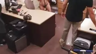 الكلبة مجنون بيادق الاشياء ويحصل على بوسها مارس الجنس من الصعب