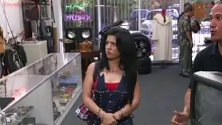 A الكوبي شيك والتلفزيون القديم لها في مرهن