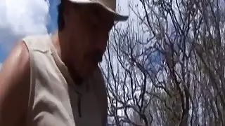 الرقيق الافريقي يعطي رأسه ويحصل على خبطه تقريبا