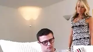 Cockstarving MILF سهم كبير العظام مع ابنة زوجتها قرنية