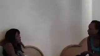 أليشا تنضم إلى صديقتها العذراء للحصول على تجربة رائعة