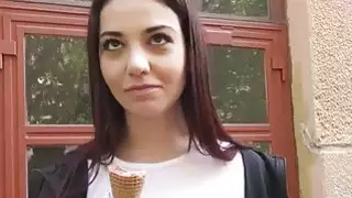 Eurobabe يعطي الرأس ويحصل على كس محشوة لبضعة باكز