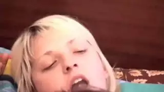 صديقة الروسية ضربات الديك ويحصل لها شق يمسح
